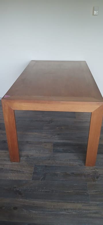 Tafel, 4 stoelen, kledingkast (2 delen) en bed beschikbaar.