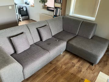 Comfortabele grijze hoekbank met kussens