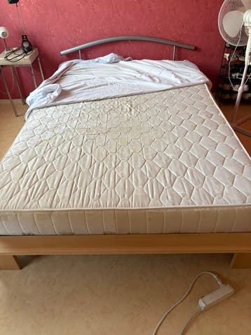 GRATIS 2-persoonsbes incl matras en lattenbodem.