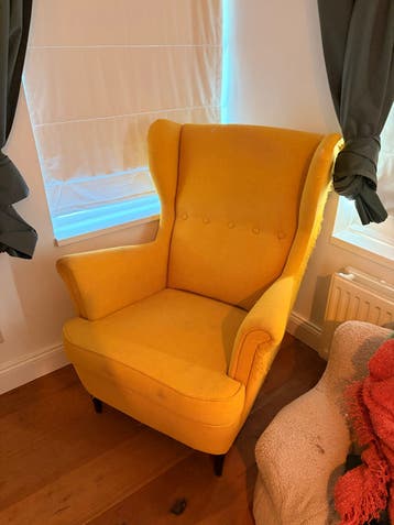 Ikea Strandmon oorfauteuil, okergeel, beschadigd