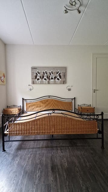 Tweepersoonsbed met nachtkastjes (optioneel)