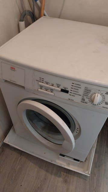 Oude maar goed werkende AEG wasmachine.