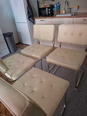 Set van 4 stoelen met reserve onderdelen