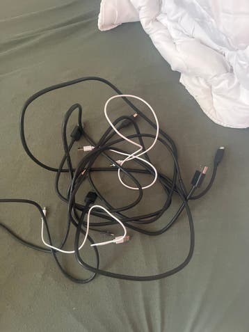 Diverse kabels: HDMI, USB-C, USB-A en meer