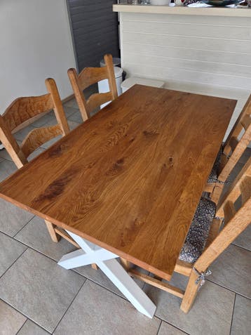 Eikenhouten tafel plus 4 eikenhouten stoelen