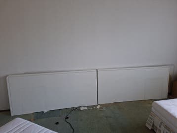 Wit slaapkamermeubelset: achterwand, nachtkastjes, kaptafel