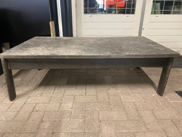 Robuuste salon tafel met stenen blad
