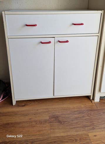 Witte schoenenkast/opbergkast met rode handgrepen