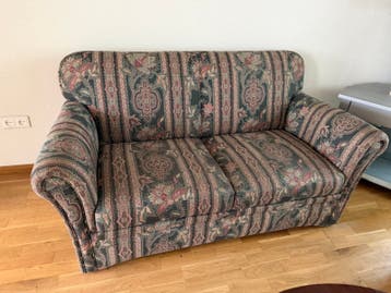 Comfortabele tweepersoonsbankjes met bloemenpatroon