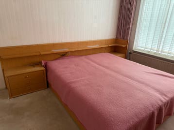 Complete slaapkamer: bed, nachtkastjes en kledingkast