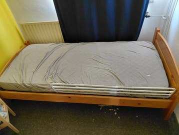 Eenpersoonsbed hout gratis op te halen incl lattenbodem