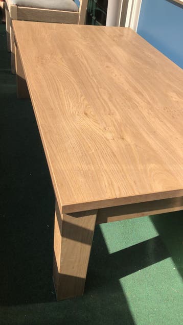 Robuuste eikenhouten salontafel van 135 x 70 x 42cm hoog