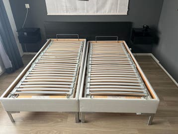 IKEA 2-persoonsbed met elektrische lattenbodems en nachtkast