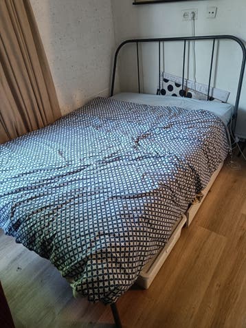 Metalen IKEA bedframe en lattenbodem