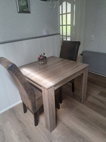 Eettafel met twee stoelen - Zo goed als nieuw