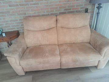 Comfortabele 2-zitsbank in beige stof elektrisch uitschuifba