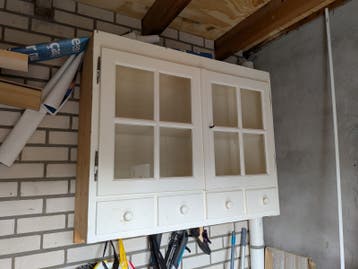 Vintage wit keukenkastje met glazen deuren en lades