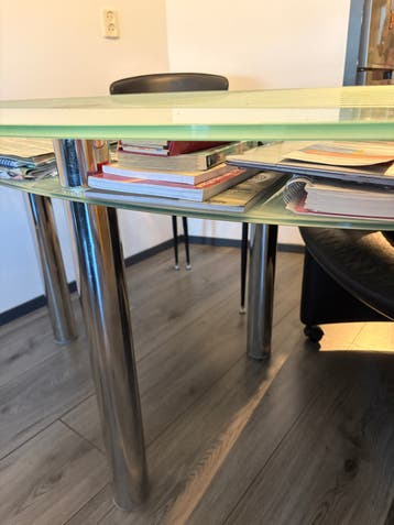 Ovale glazen eettafel met metalen poten