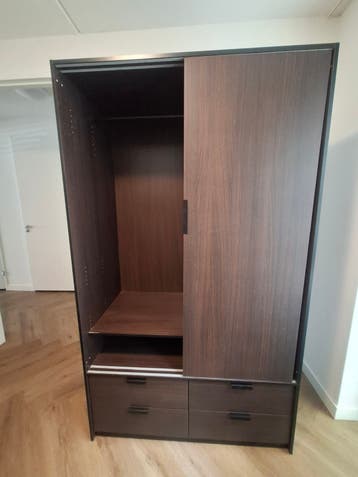 Gratis! kledingkast met schuifdeuren en lade.