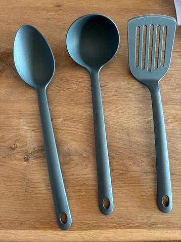 Drie plastic opscheplepels