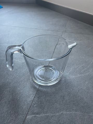 Glazen schenkbeker met handvat en schenktuit
