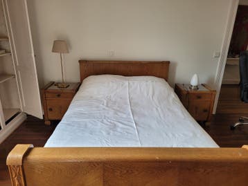 Slaapkamer set: bed, nachtkastjes, bijzettafel, kledingkast