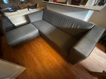 Grijze bank van Rachmaninoff (model Voorstraat) met poef