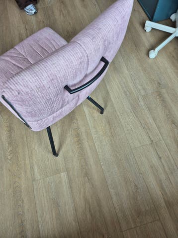 Comfortabele roze stoel met metalen poten