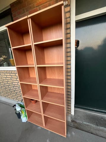 Twee houten boekenkasten met meerdere planken