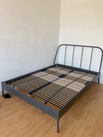 Gratis metalen bed 140x200 - Ophalen voor maandag