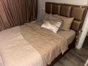 Gratis Tweepersoons Boxspring met Opbergruimte (Katbeschadig