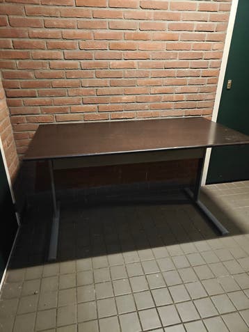 Stevig bureau, donkerbruin met metalen onderstel