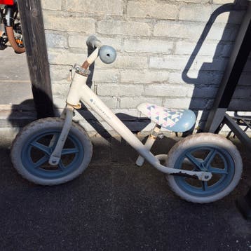 Wit loopfietsje voor kinderen