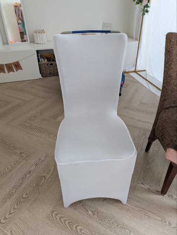 14 Eetkamerstoelen met witte hoezen GRATIS