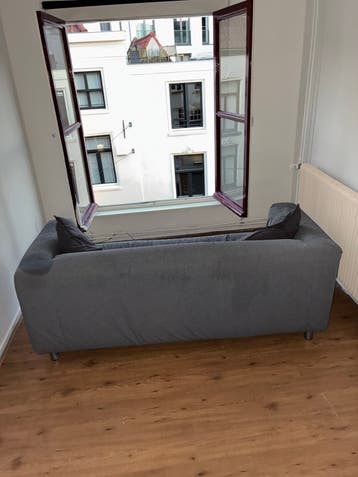 Comfortabele grijze tweepersoonsbank
