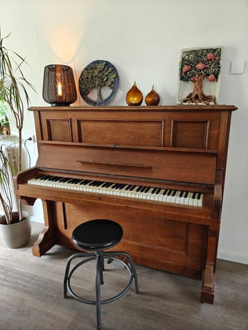 Antieke houten piano - Klassiek en sfeervol