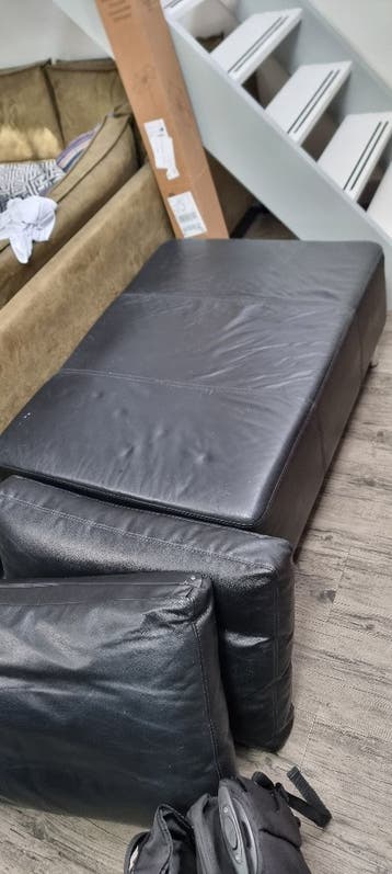Zwarte kunstleren hocker met kussens