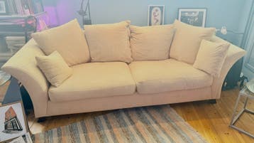 Comfortabele 2,5-zits bank in lichte kleur