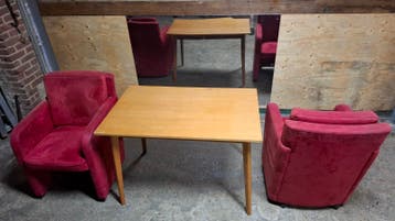 Stoelen en tafel