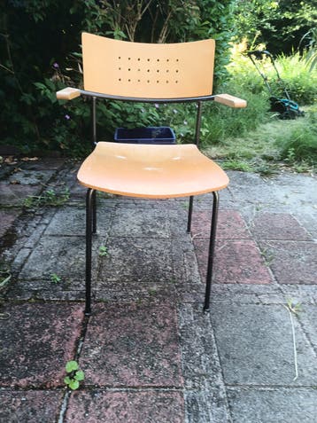 Twee houten stoelen