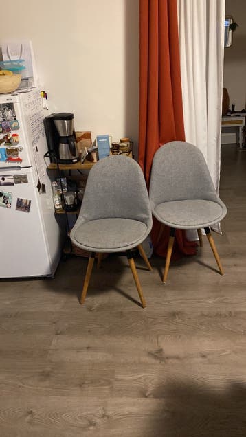 Gratis 3 grijze stoelen met houten poten