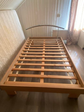 Bed met lattenbodem en metalen hoofdeinde GRATIS