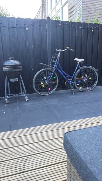 Dames fiets met lekke banden