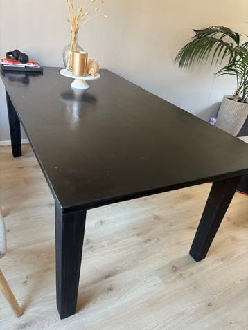 Zwarte eettafel, robuust en stijlvol