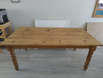 Houten eettafel zeer stevig