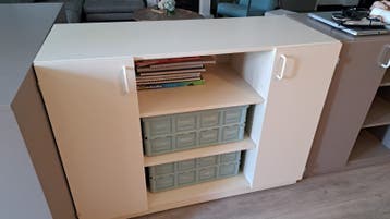 Gratis: een wit kastje met deurtjes en laatjes 123x50 cm.