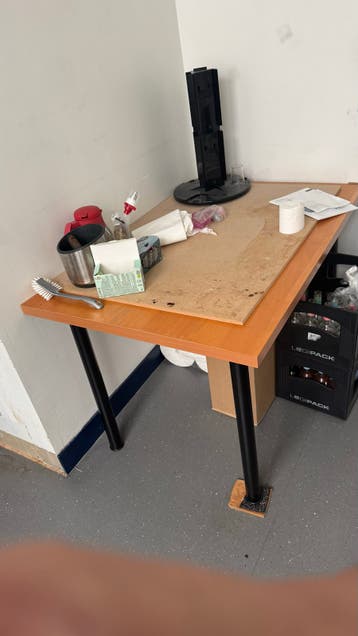 Eenvoudige houten tafel met metalen poten