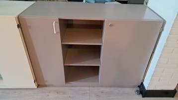 Gratis: twee grijze kastjes met twee deurtjes 123x50 cm.