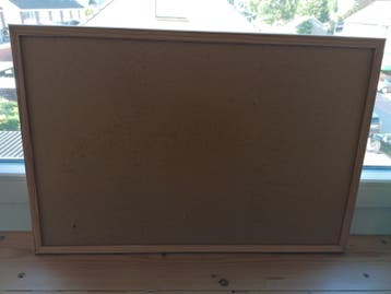 Prikbord met houten lijst