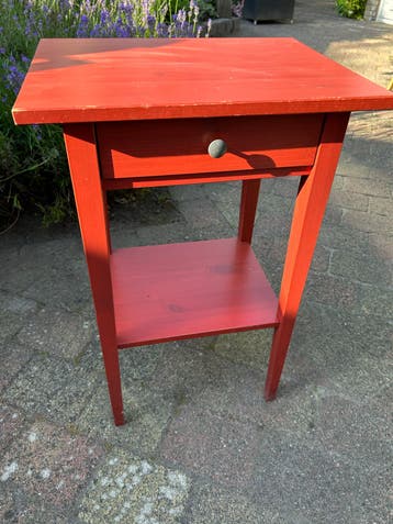 GRATIS: Rood houten bijzettafel met lade